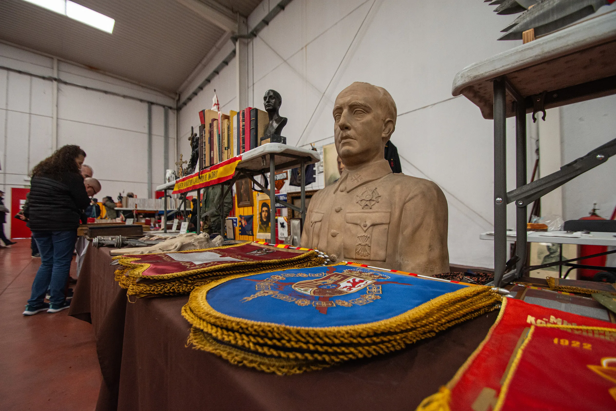 Exhibitor stands related to the Nazi era and the Franco regime, displayed at a military fair.