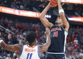 Freshman Koa Peat has dominant performance in debut for No. 13 Arizona vs. No. 3 Florida