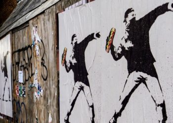 Jury deliberates in case against man who threw sandwich at federal agent