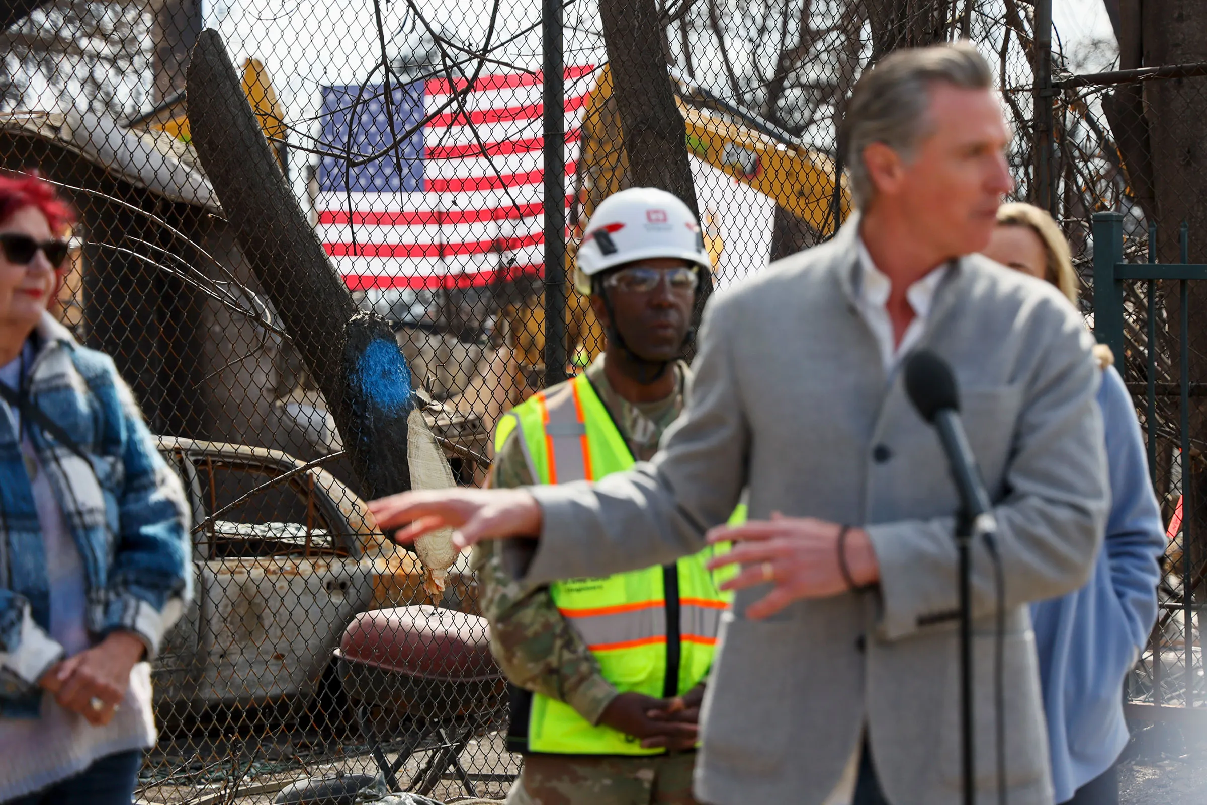 1494439_me-newsom-debris-removal-altadena_JEY