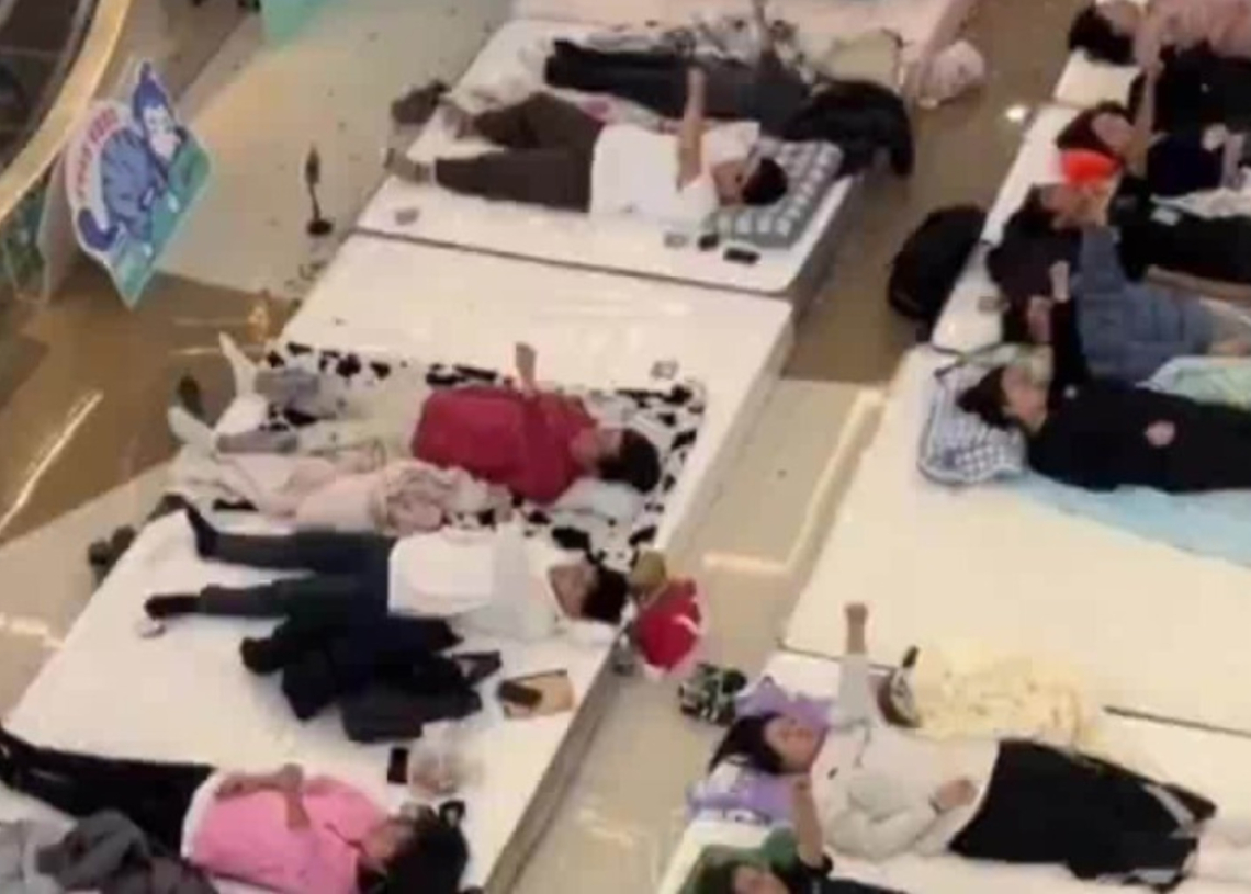 Man Wins ‘Lying Flat’ Contest After Bed Rotting for 33 Hours