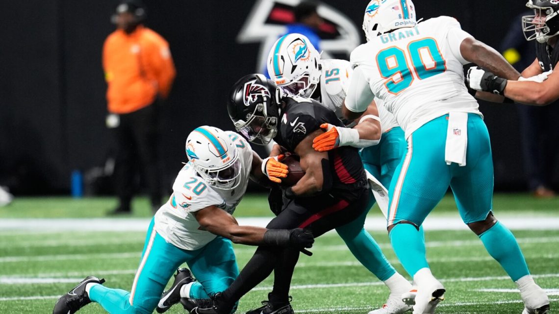 Miami Dolphins trade edge rusher Jaelan Phillips to Philadelphia Eagles, AP source says