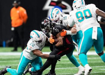 Miami Dolphins trade edge rusher Jaelan Phillips to Philadelphia Eagles, AP source says