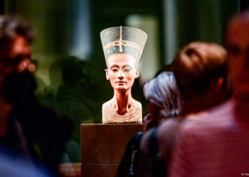 Nefertiti bust should be returned to Egypt, say historians