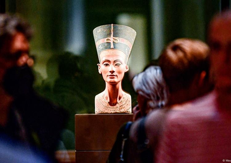 Nefertiti bust should be returned to Egypt, say historians