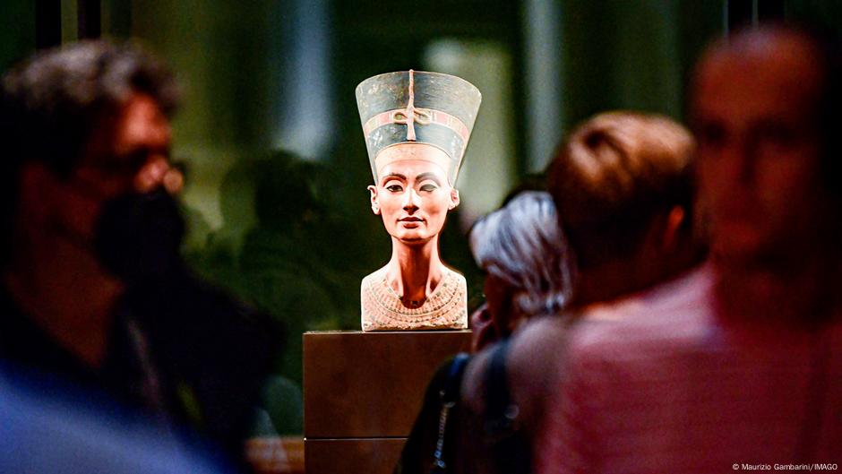 Nefertiti bust should be returned to Egypt, say historians
