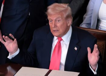 White House Staff Had to Kill Trump’s Physically Impossible Oval Office Change