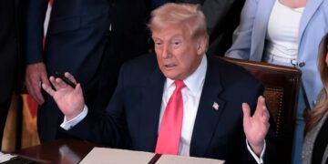 White House Staff Had to Kill Trump’s Physically Impossible Oval Office Change