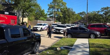 Off-duty Texas deputy fatally shoots man allegedly trying to enter car with his small child inside