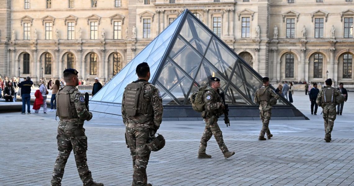 Paris prosecutor: 2 Louvre heist suspects had prior theft conviction together