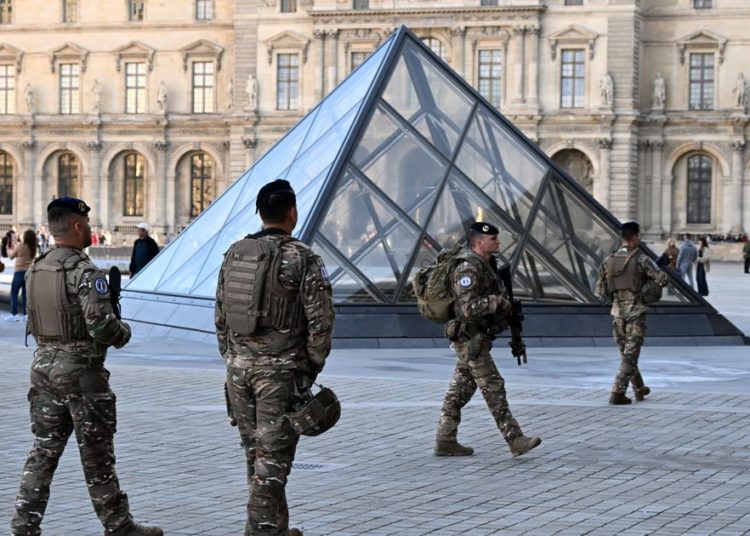 Paris prosecutor: 2 Louvre heist suspects had prior theft conviction together