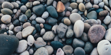 ‘Pebbling’ Is a Dating Trend I Can Actually Get Behind