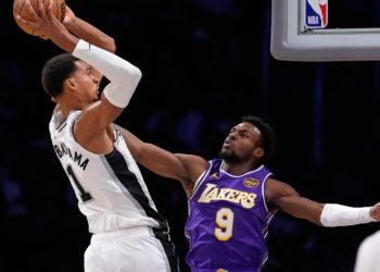Spurs’ Victor Wembanyama dunks over Lakers’ Bronny James