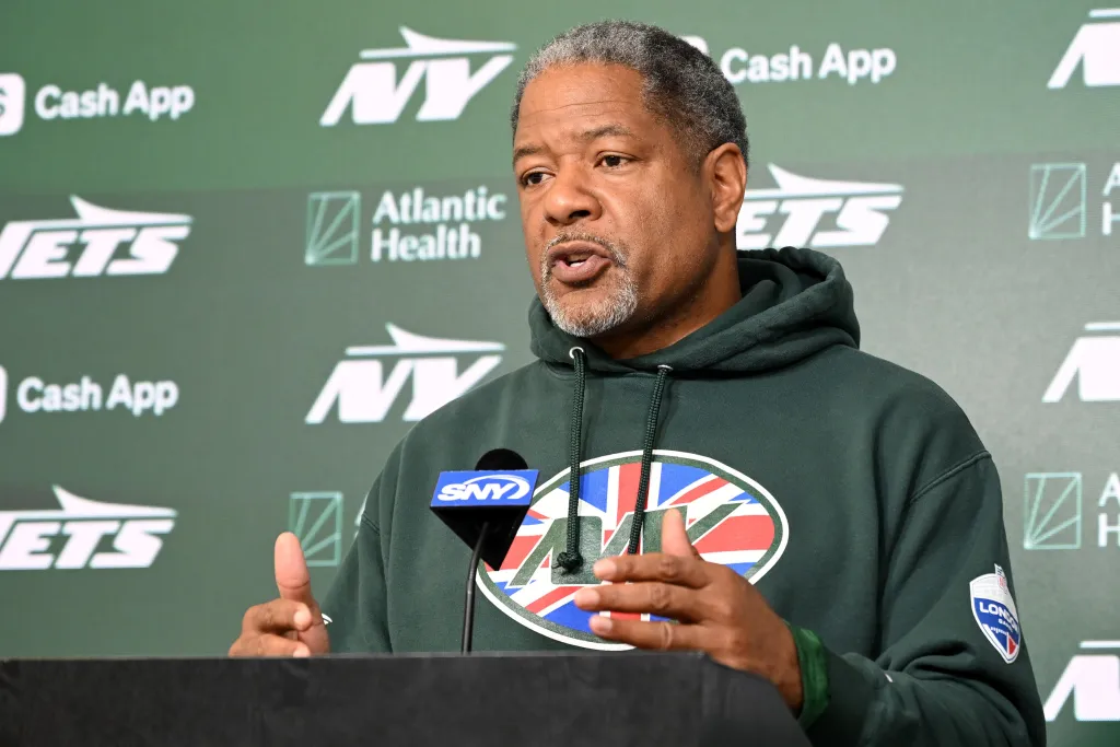Jets defensive coordinator talks with the media on Nov. 28, 2025.