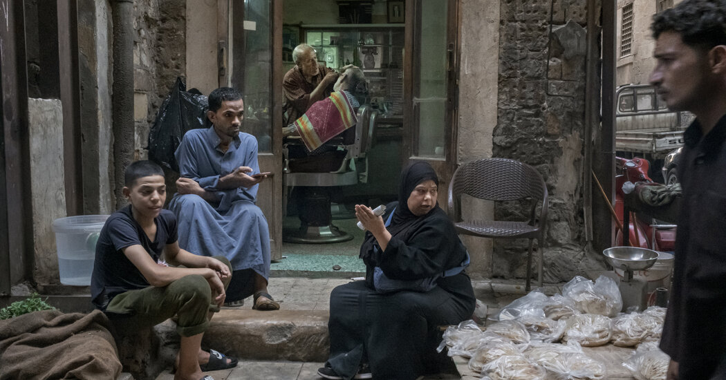 The Economic Crisis in Egypt Raises Another Dilemma: Tipping