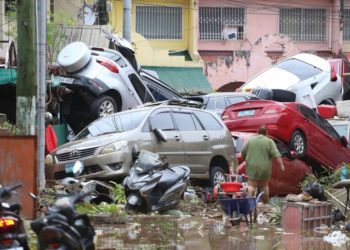 Thousands Flee Flooding as Typhoon Kalmaegi Slams Central Philippines