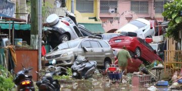 Thousands Flee Flooding as Typhoon Kalmaegi Slams Central Philippines