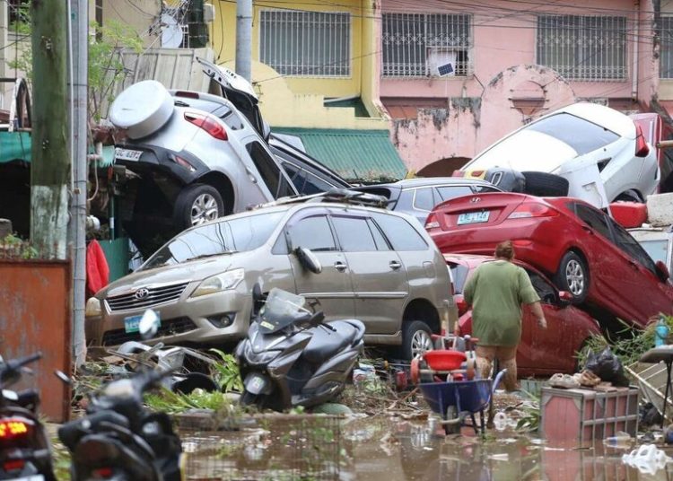Thousands Flee Flooding as Typhoon Kalmaegi Slams Central Philippines