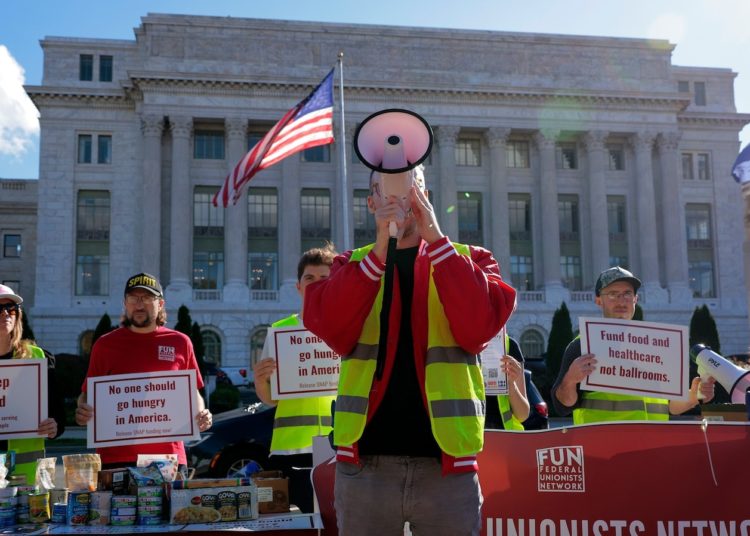 Top labor groups break with federal union’s demand to end shutdown