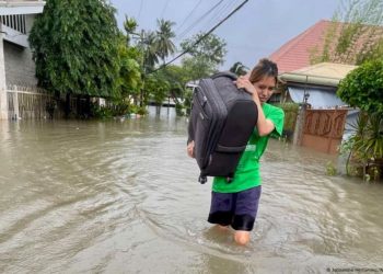 Typhoon Kalmaegi: Winds and rain lash central Philippines