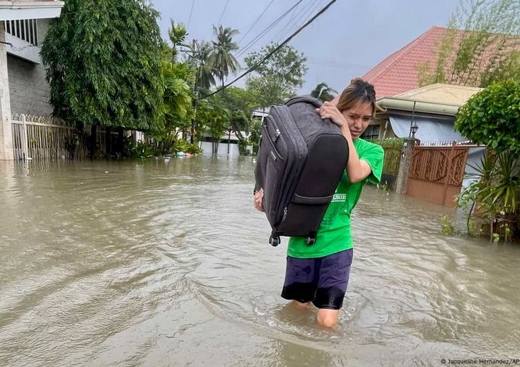 Typhoon Kalmaegi: Winds and rain lash central Philippines