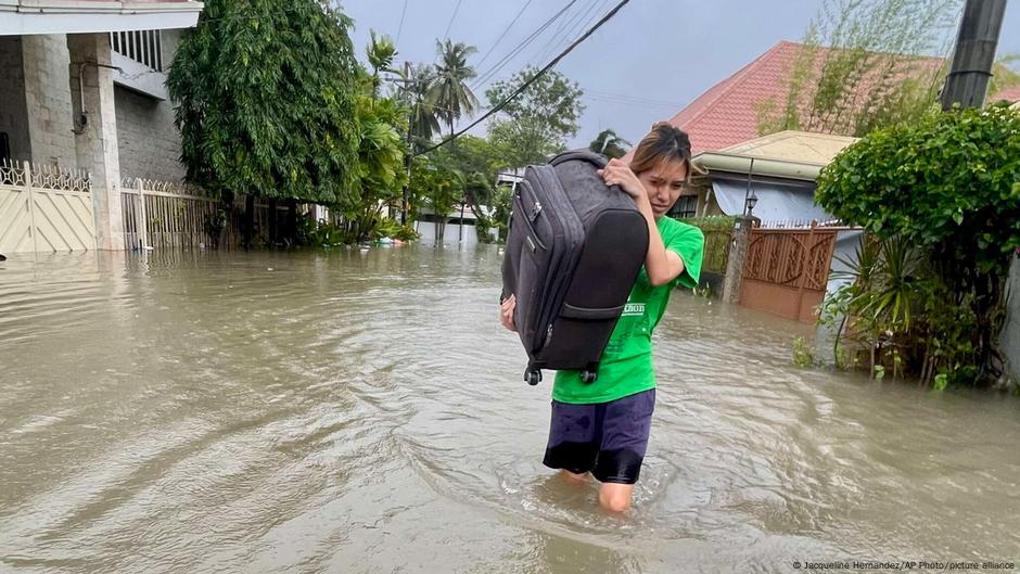 Typhoon Kalmaegi: Winds and rain lash central Philippines