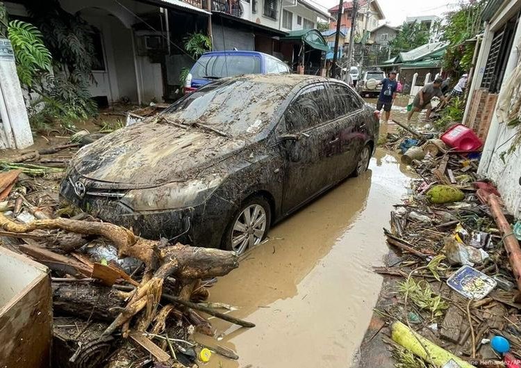 Typhoon Kalmaegi kills scores in central Philippines