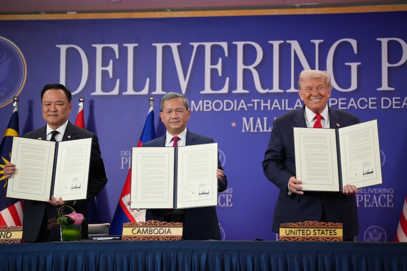 Thai Prime Minister Anutin Charnvirakul, Cambodian Prime Minister Hun Manet and U.S. President Donald Trump pose for photos