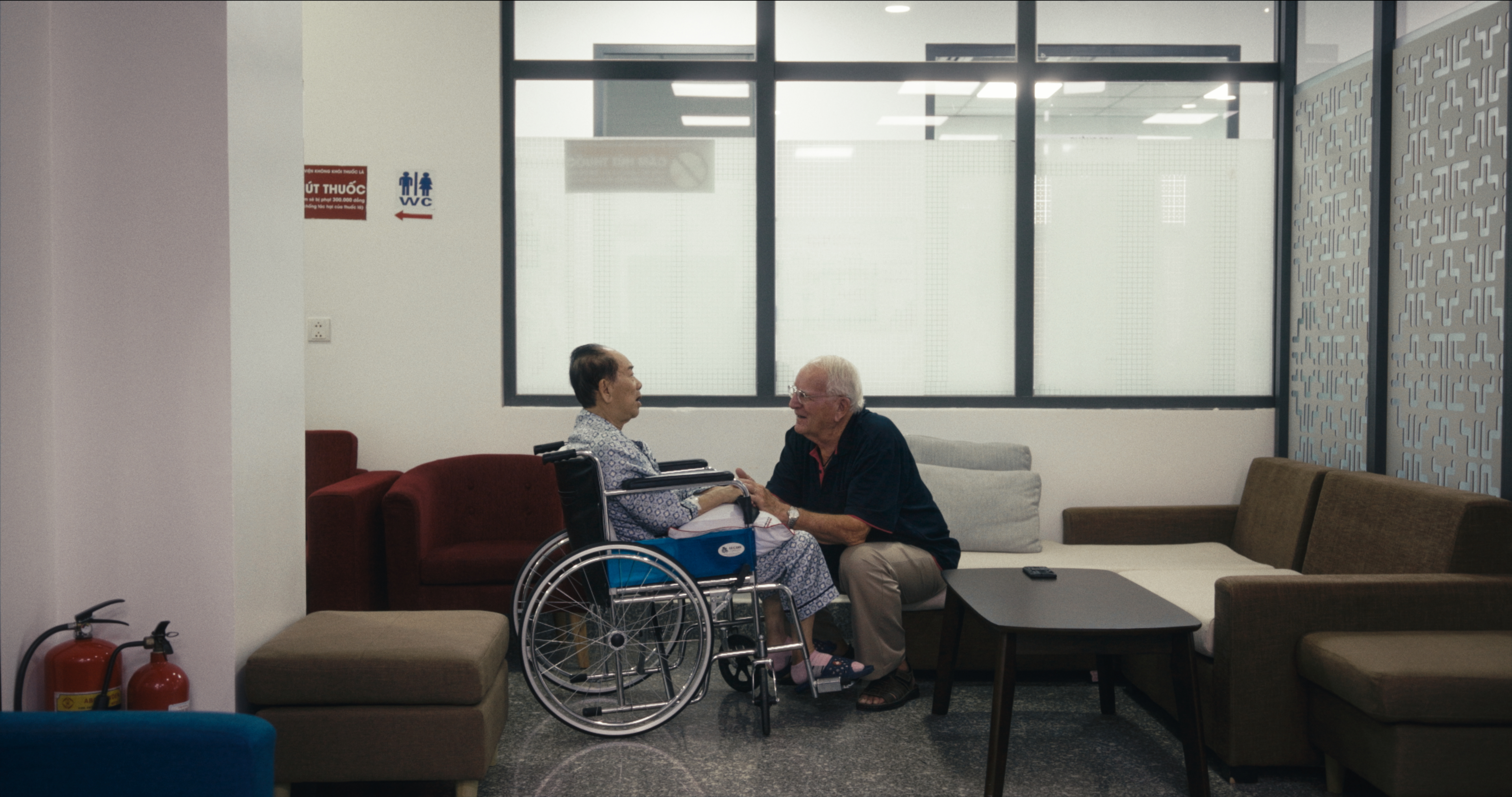 The documentary 'The Stringer' filmed an emotional encounter between former AP photo editor Carl Robinson. and Nguyễn Thành Nghệ, who was recovering from a stroke in a California hospital. 