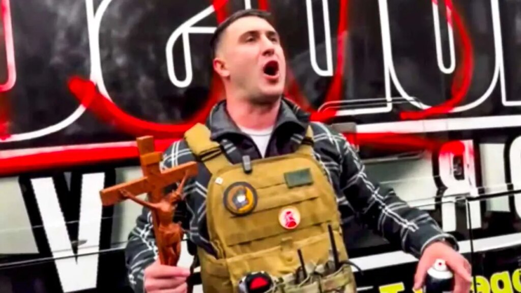 ‘They’re outbreeding our women!’ Pardoned J6er leads anti-Muslim protest for ‘white race’