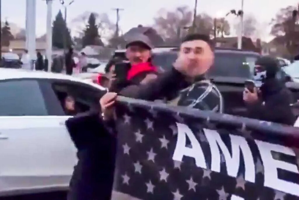 Pardoned J6er punched in the face after Quran burning fails at anti-Muslim protest