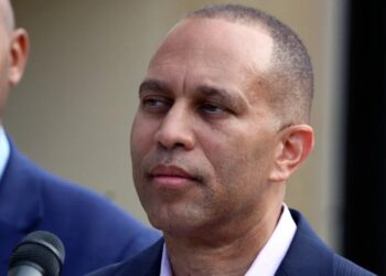 ‘That’s absolutely ridiculous!’ Tensions flare between Hakeem Jeffries and CNBC anchor
