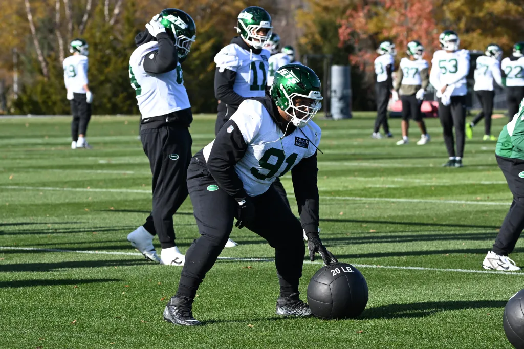Jets defensive end Jowon Briggs (91) rolls a medicine ball during practice.