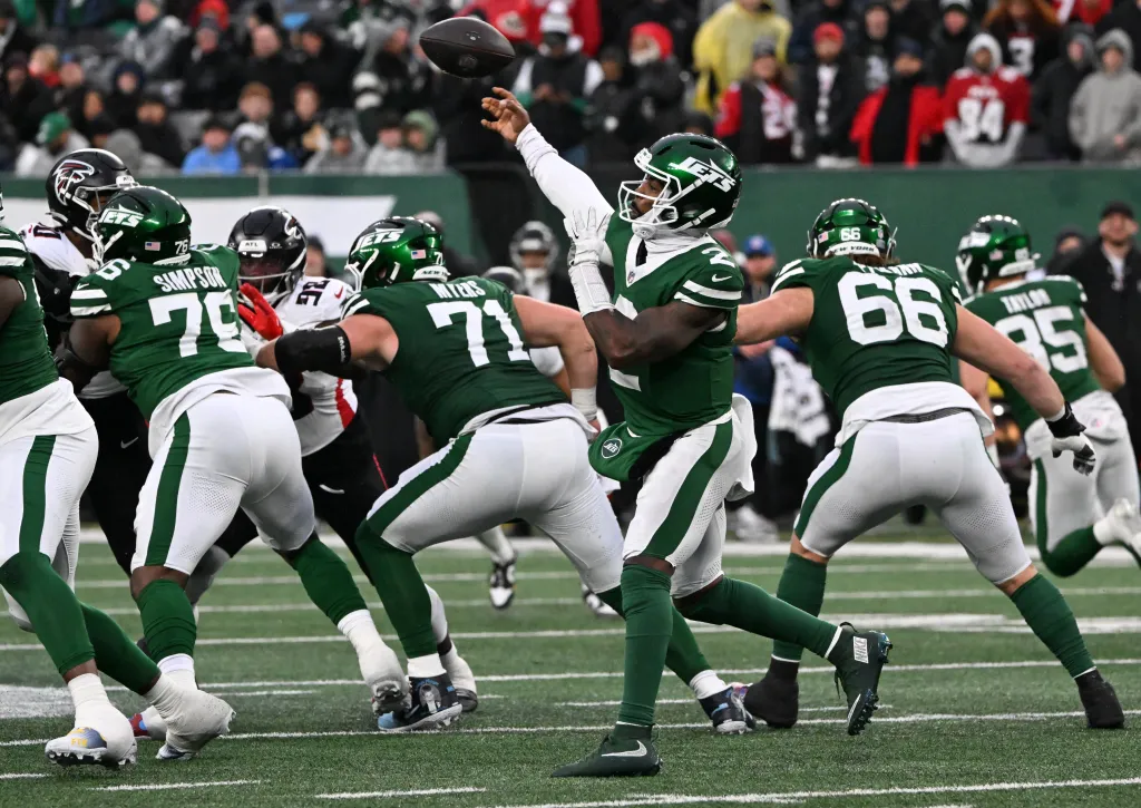 Jets QB Tyrod Taylor (2) throws a pass against the Falcons on Nov. 30, 2025.