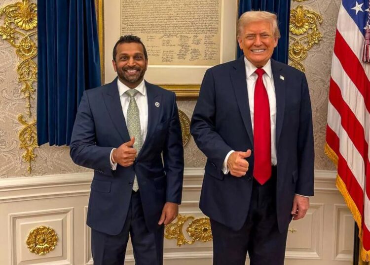 Trump takes awkward photo with FBI Director to push back on ‘totally false’ report