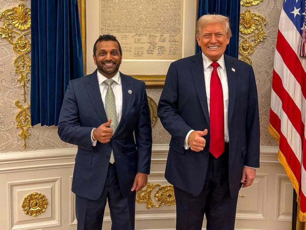 Trump takes awkward photo with FBI Director to push back on ‘totally false’ report