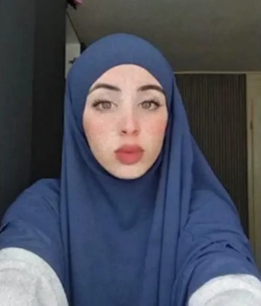 Ryan al Najjar, an 18-year-old from Joure, wearing a blue hijab.