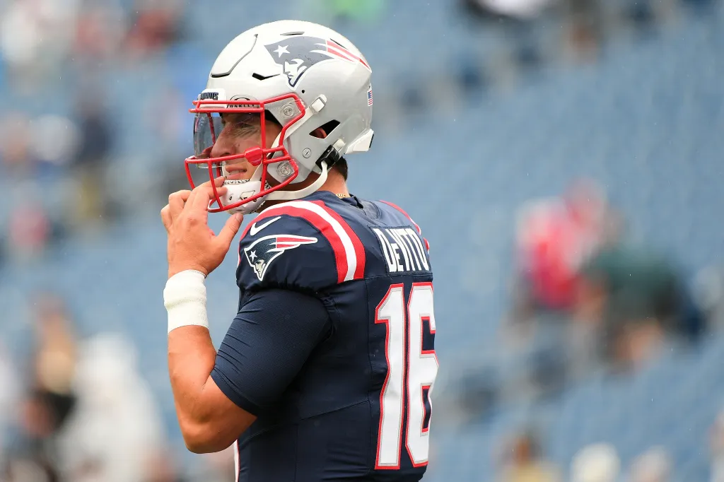 New England Patriots quarterback Tommy DeVito (16) practices before the game against the Las Vegas Raiders.