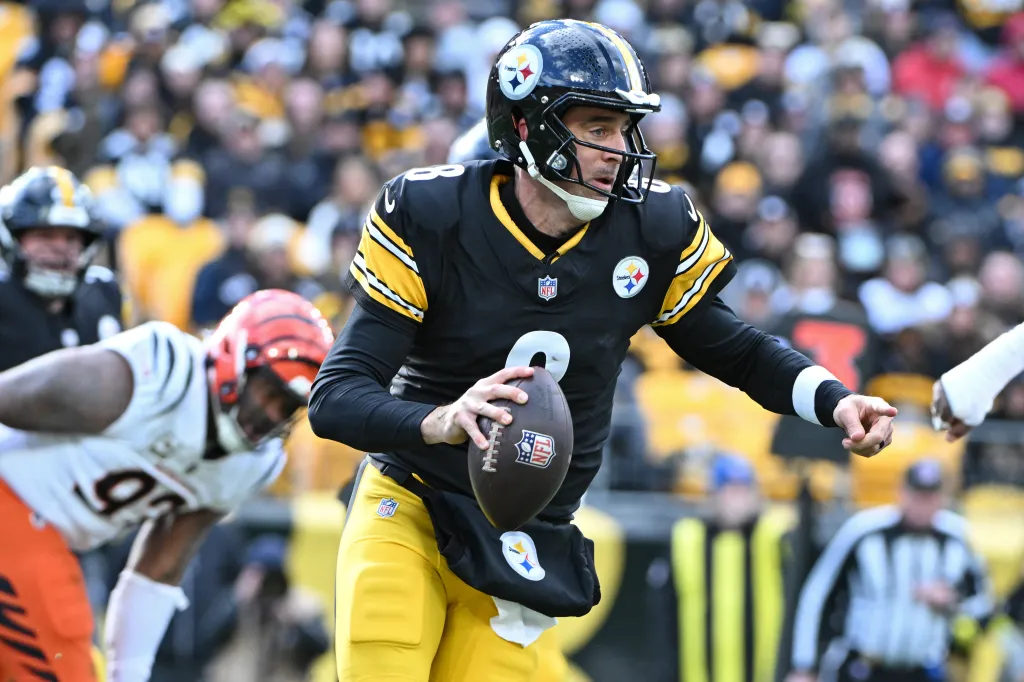 Pittsburgh Steelers quarterback Aaron Rodgers (8) runs with the ball against the Cincinnati Bengals during the first half at Acrisure Stadium.