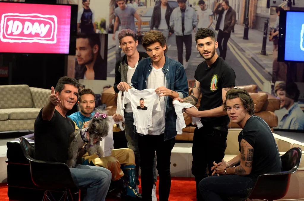 Simon Cowell and One Direction members Liam Payne, Niall Horan, Louis Tomlinson, Zayn Malik, and Harry Styles on the set of 1D Day.