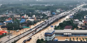 Severe flooding in Thailand kills at least 33, strands tens of thousands