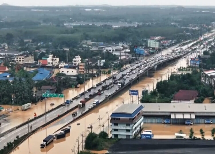 Severe flooding in Thailand kills at least 33, strands tens of thousands