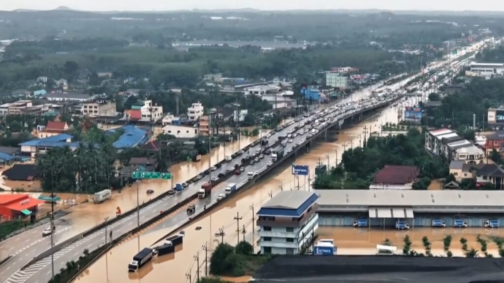 Severe flooding in Thailand kills at least 33, strands tens of thousands