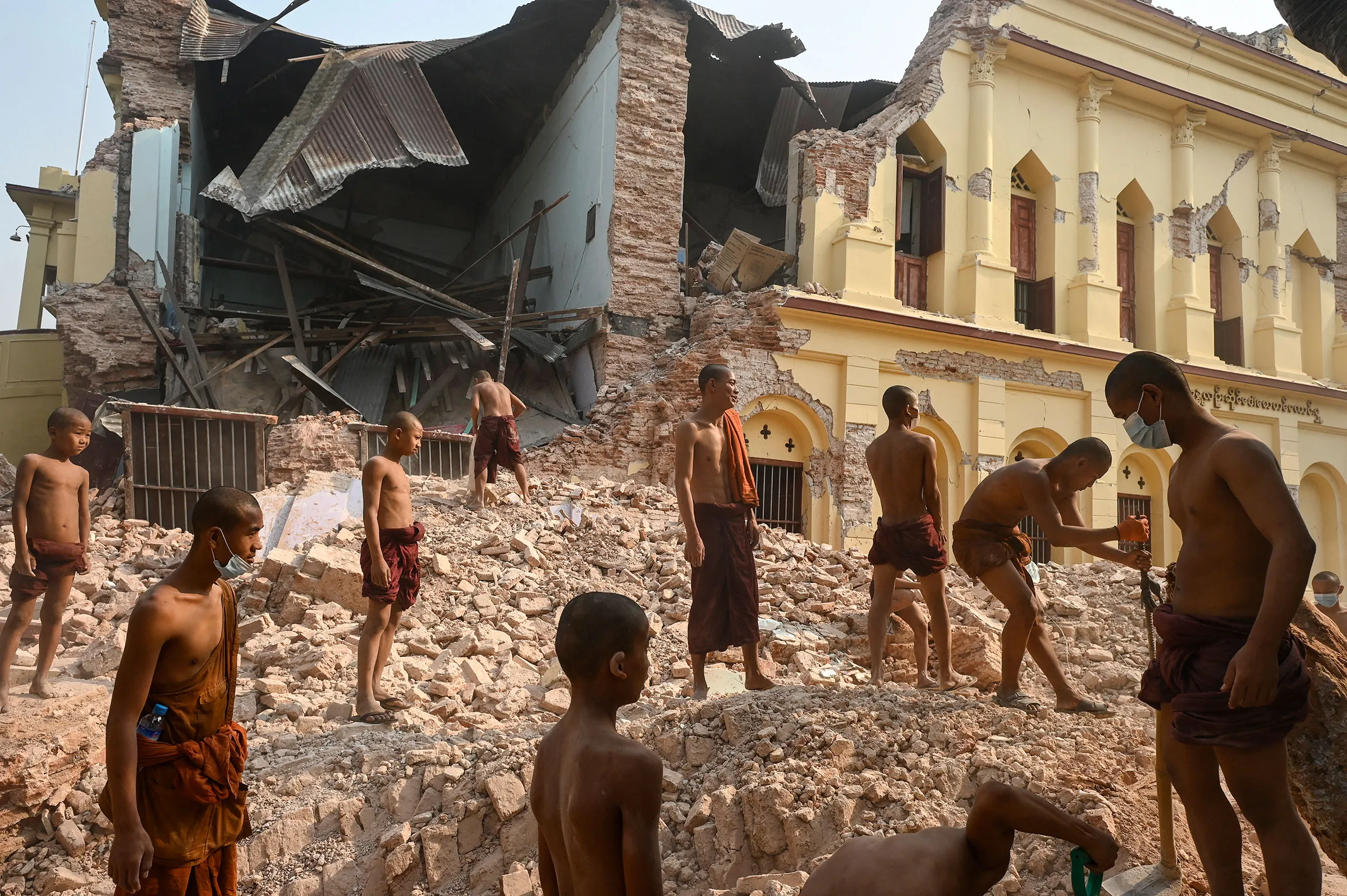 TOPSHOT-MYANMAR-THAILAND-EARTHQUAKE