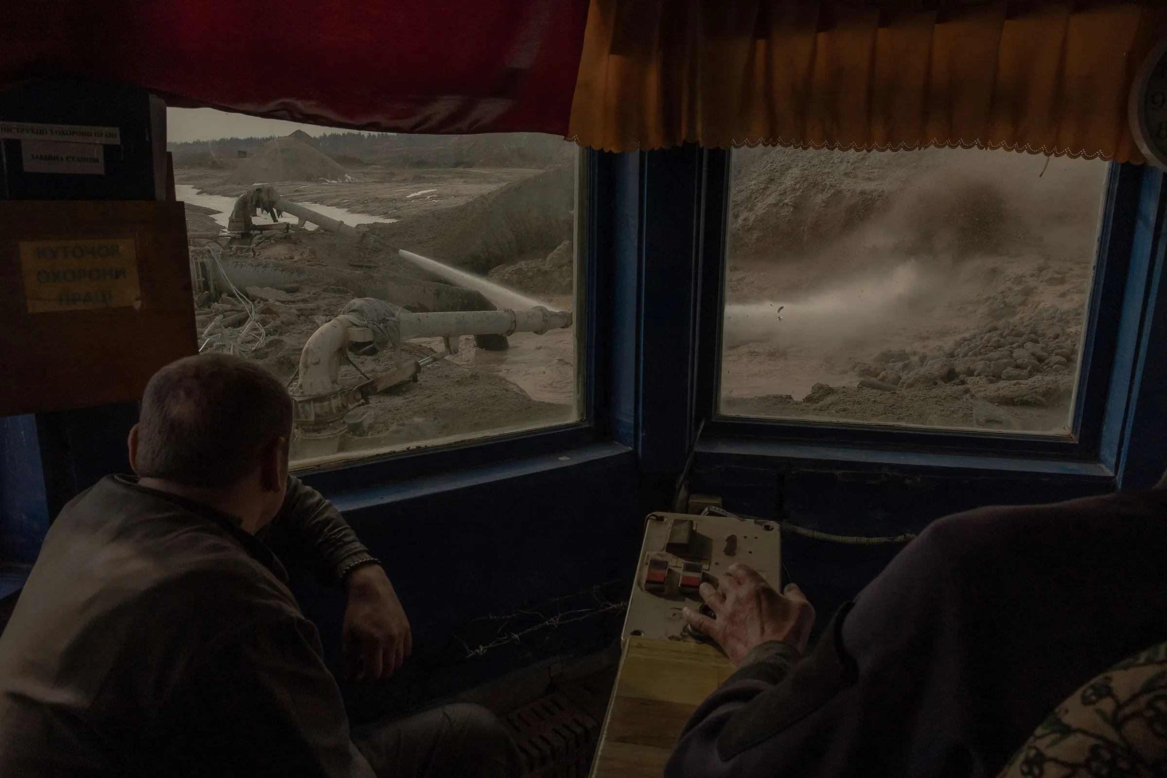 TOPSHOT-UKRAINE-RUSSIA-CONFLICT-WAR-MINE-METAL TITANIUM