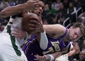 Luka Doncic scores 41 to lead Lakers’ rout of the Bucks