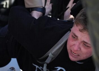 Protesters arrested after clashing with police outside Chicago-area immigration facility