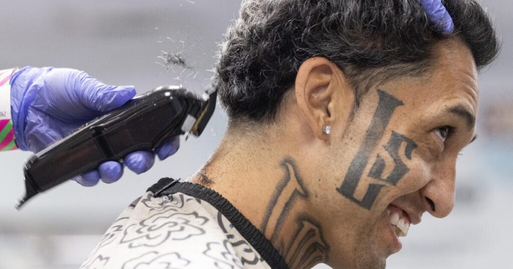 After deterring homeless people with ‘Baby Shark’ song, a barber offers free Thanksgiving trims