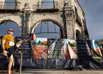Pacific Palisades celebrates being together again at first turkey trot since devastating fire