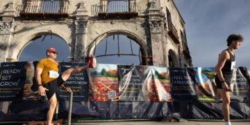 Pacific Palisades celebrates being together again at first turkey trot since devastating fire